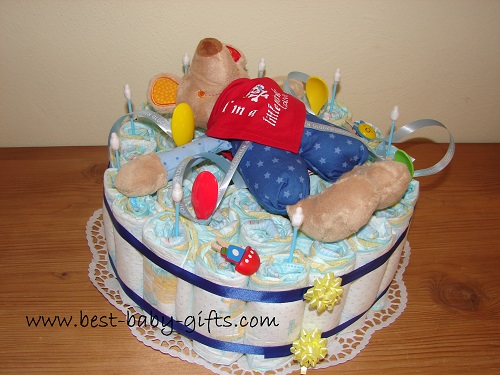 einstöckige Windeltorte mit Plüschmaus, bunt, seitliche Ansicht