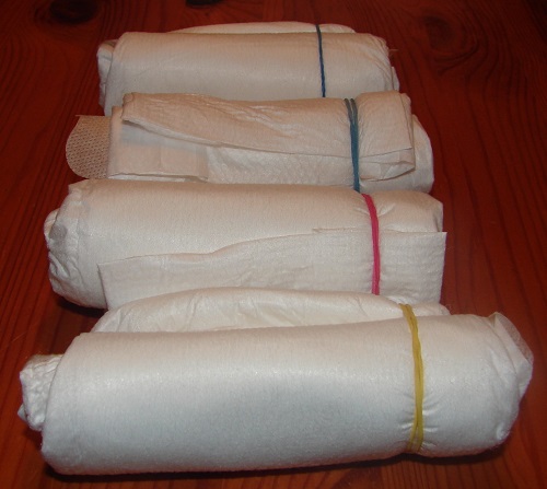 4 aufgerollte Windeln in einer Reihe 4 aufgerollte Windeln in einer Reihe