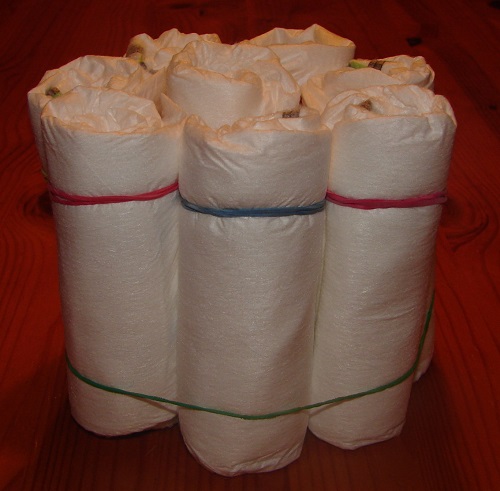 seitliche Ansicht der gerollten, aufgestellten Windeln