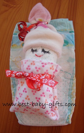 Windelbaby auf eine Windel gebettet, für Mädchen