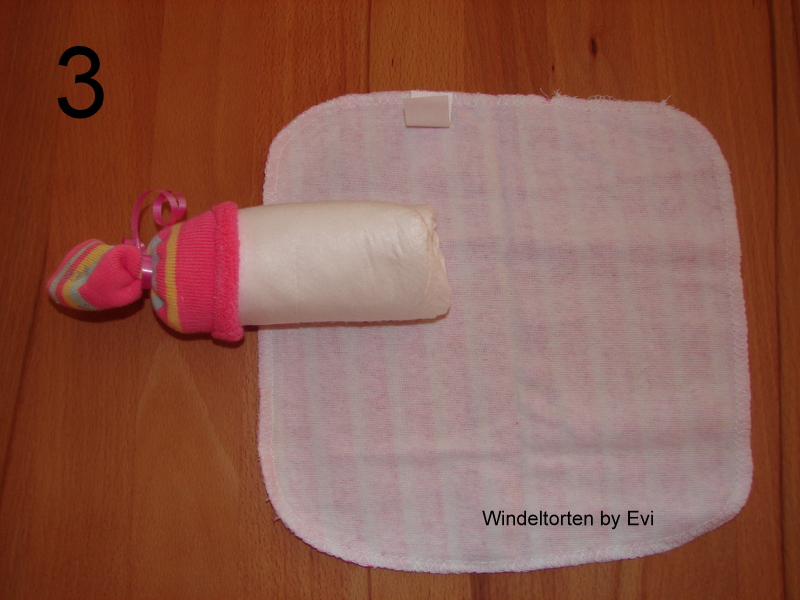 Waschtuch mit gerollter Windel und Söckchen Waschtuch mit gerollter Windel und Söckchen