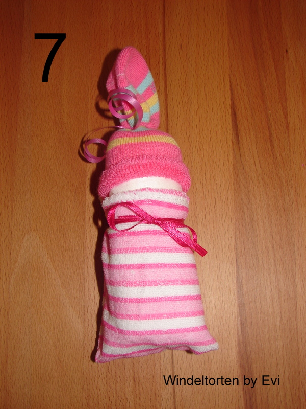 Windelbaby mit Waschtuch und die Windel gerollt und Söckchen als Söckchen