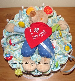 einstöckige, selbstgebastelte Windeltorte mit eine Plüschmaus oben drauf