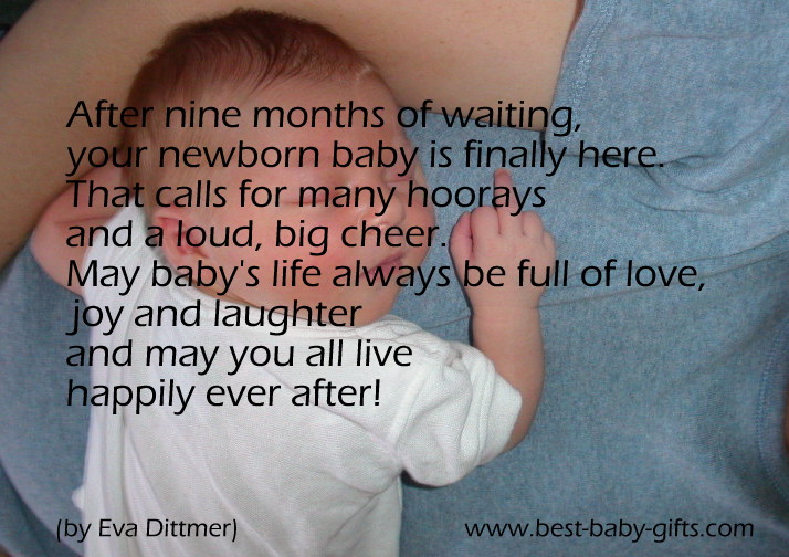 девочка, спящая на животе матери на заднем плане, и приветственное стихотворение-поздравление с ребенком «после девяти месяцев ожидания». 'на нем написано