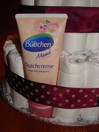 a tube of shower gel for mom fixed to the cake, replaces one of the pampers