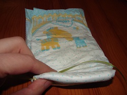 wie man die Windel für den Kopf rollt, mit eingelegtem Band wie man die Windel für den Kopf rollt, mit eingelegtem Band