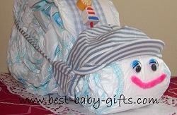 Schneckenkopf mit Bindebändern an der Mütze Schneckenkopf mit Bindebändern an der Mütze