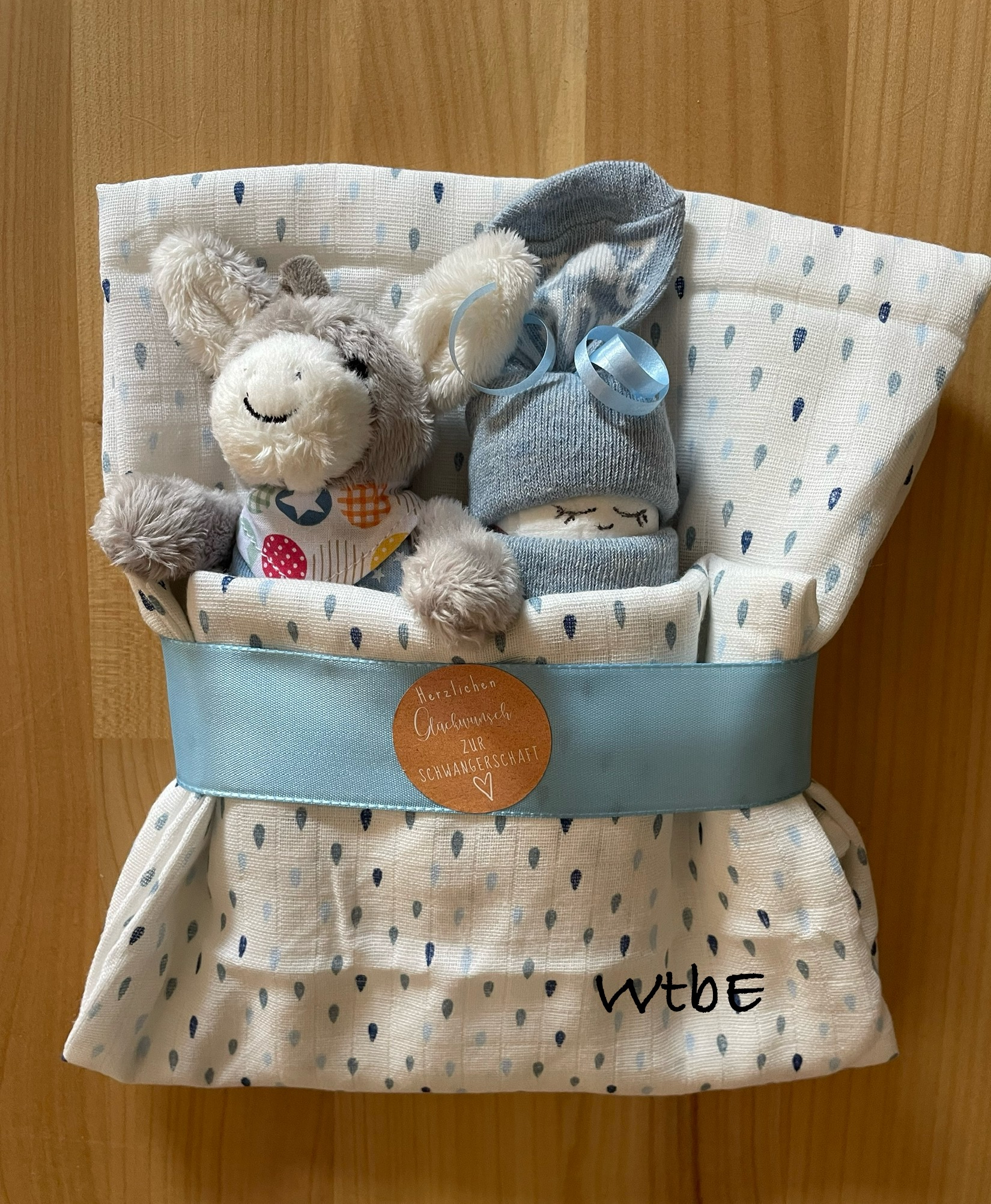 ein Esel Greifling und ein Windelbaby in einem Tuch, farblich in blau gehalten, Sticker: Herzlichen Glückwunsch zur Schwangerschaft