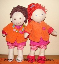 2 Haba dolls standing side by side, one with brown hair and one with red hair, they both wear the same clothing, the left one wears no shoes