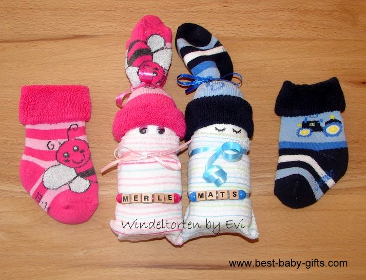 personalized diaper babies for twins with name ribbons'Merle' and 'Mats', baby sock in pink, diaper baby for girl in pink, diaper baby for boy in blue, baby sock in blue
