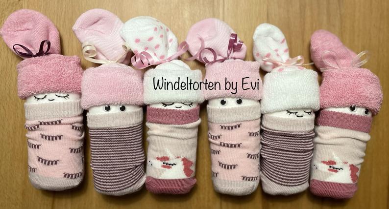 6 Sockenbabys liegen nebeneinander, in rosa, lila, creme / weißen Farben für Mädchen