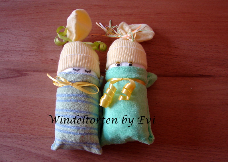 Paar Windelbabys in neutralen Farben