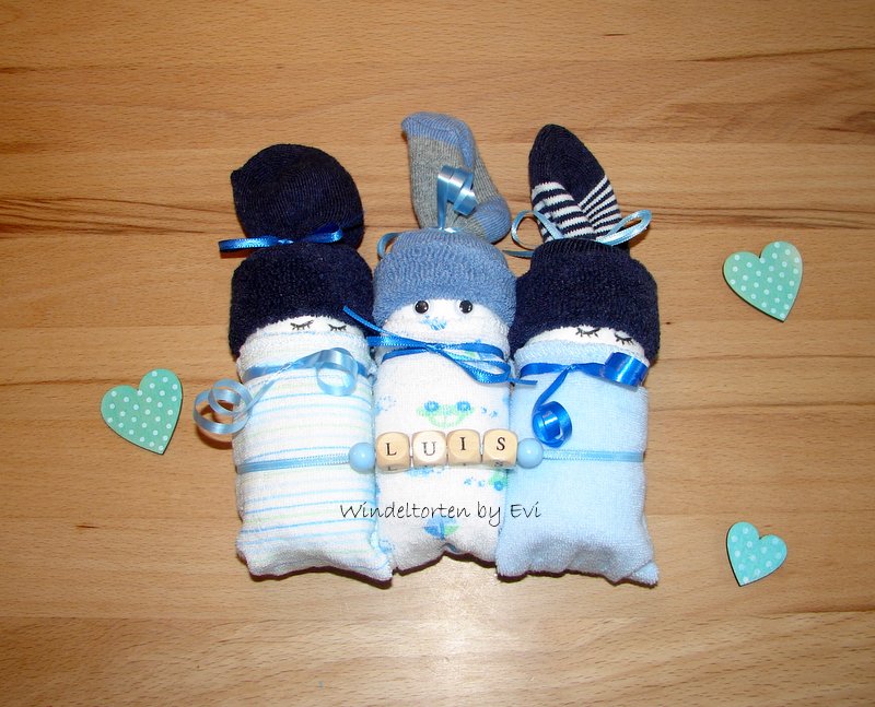 3 blaue Windelbabys nebeneinander liegend