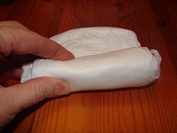 Hand mit gerollter Windel