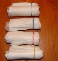 4 gerollte Windeln mit Gummi