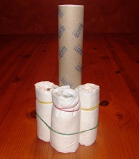 Blick von der Seite, aufgestellte Küchenrolle und 3 gerollte Windeln