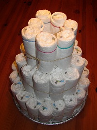 aufgestelle Küchenrolle mit Windeln außen herum, Etage 1, 2 und 3, fixiert mit Gummis